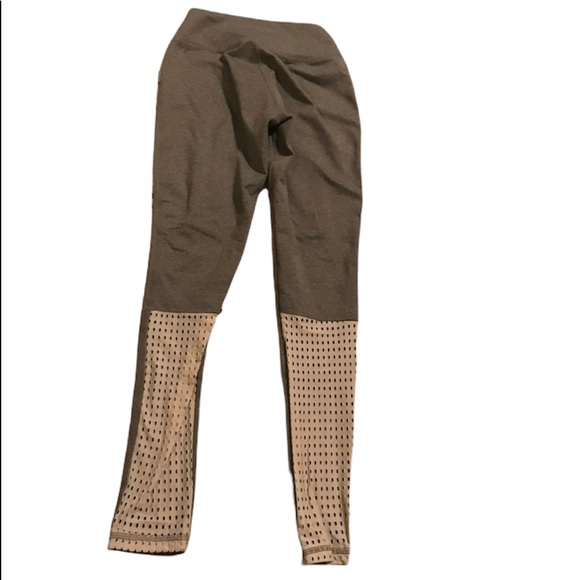 Five Dancewear set: gray & white v neck top & matching bottoms w mesh inserts. - Picture 5 of 6